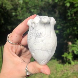 Howlite - magnesite anatomical heart carving